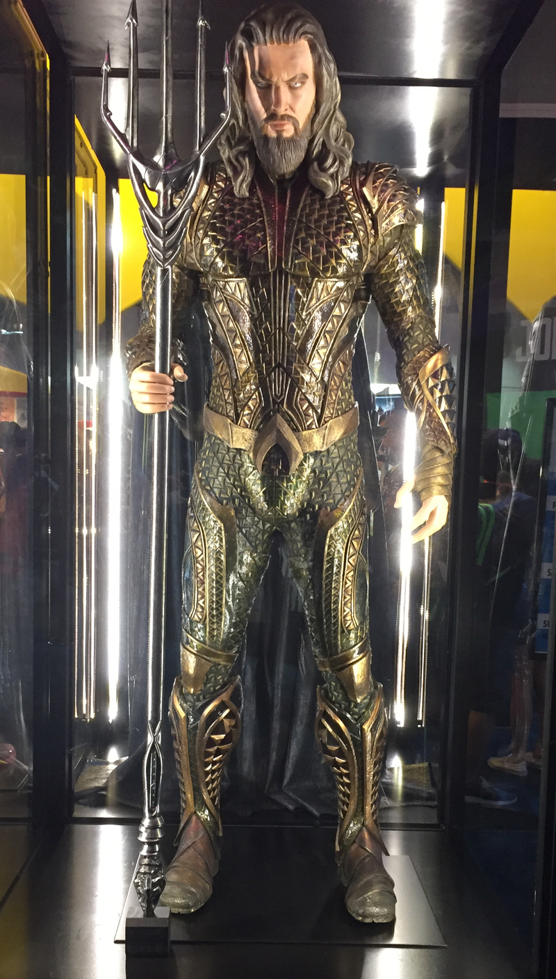 Note the subtle references to Aquaman’s traditional orange/green outfit that’s been toned down here in favor of a more subtle, gold-heavy aesthetic.